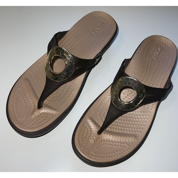 Crocs Womens 10 Dual Comfort SANRAH Gold Circle Sandals Thong Flip Flops Wedge - Picture 1 of 7